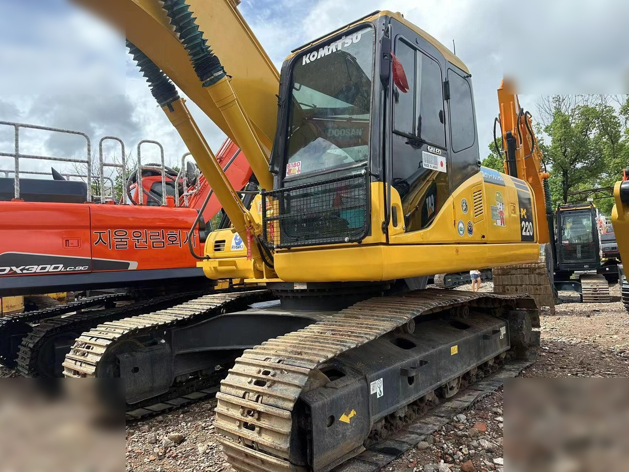 KOMATSU PC220-7 - Lánctalpas kotró: 3 kép. KOMATSU PC220-7 - Lánctalpas kotró: 3 kép.