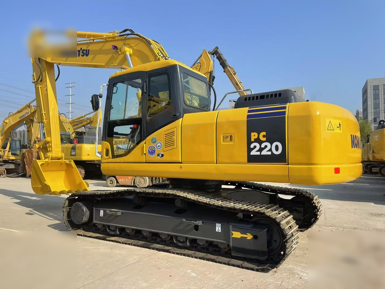 KOMATSU PC220-7 - Lánctalpas kotró: 4 kép. KOMATSU PC220-7 - Lánctalpas kotró: 4 kép.