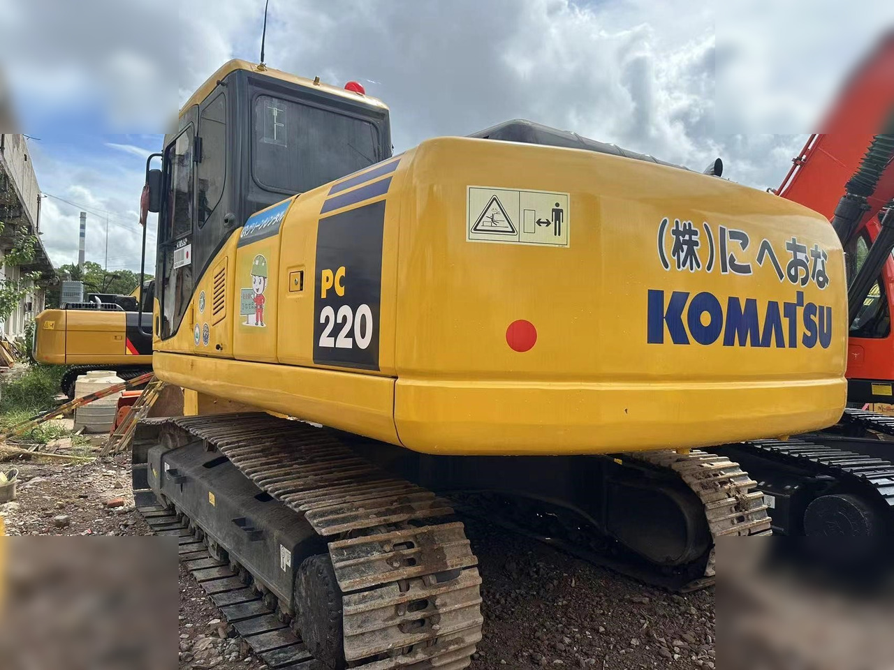 KOMATSU PC220-7 - Lánctalpas kotró: 2 kép. KOMATSU PC220-7 - Lánctalpas kotró: 2 kép.