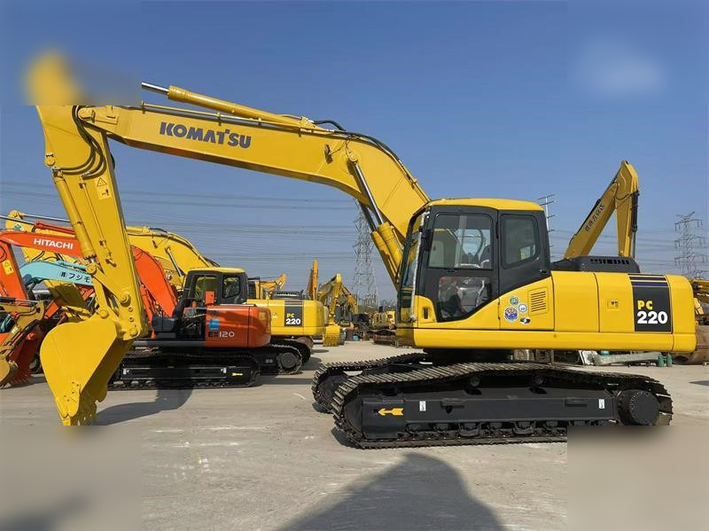 KOMATSU PC220-7 - Lánctalpas kotró: 3 kép. KOMATSU PC220-7 - Lánctalpas kotró: 3 kép.