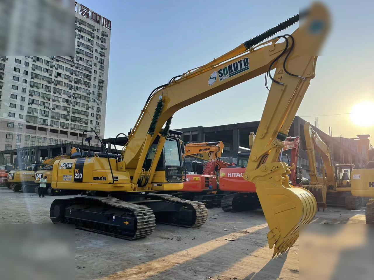 KOMATSU PC220-8 - Lánctalpas kotró: 2 kép. KOMATSU PC220-8 - Lánctalpas kotró: 2 kép.