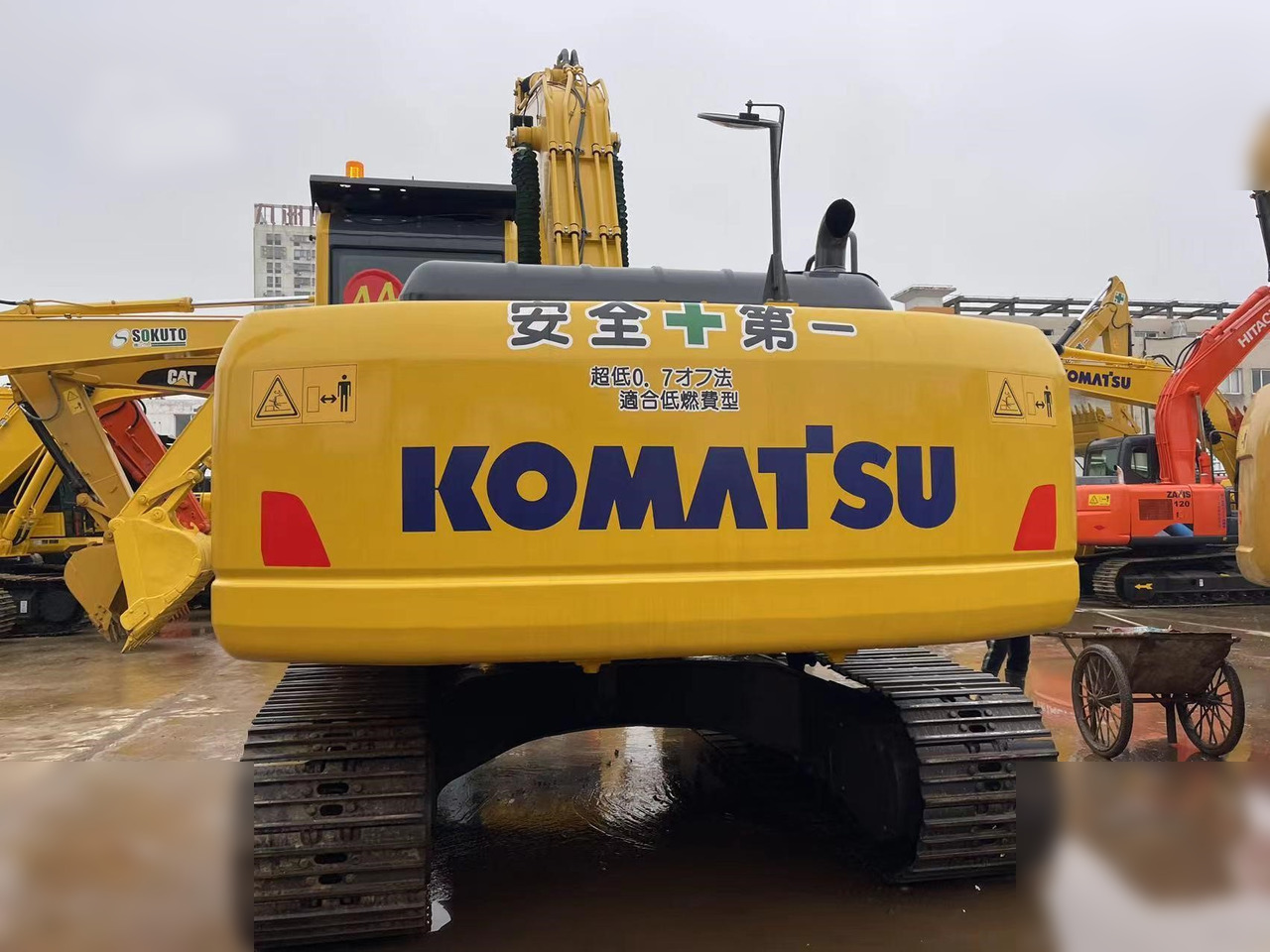 KOMATSU PC220-8 - Lánctalpas kotró: 4 kép. KOMATSU PC220-8 - Lánctalpas kotró: 4 kép.