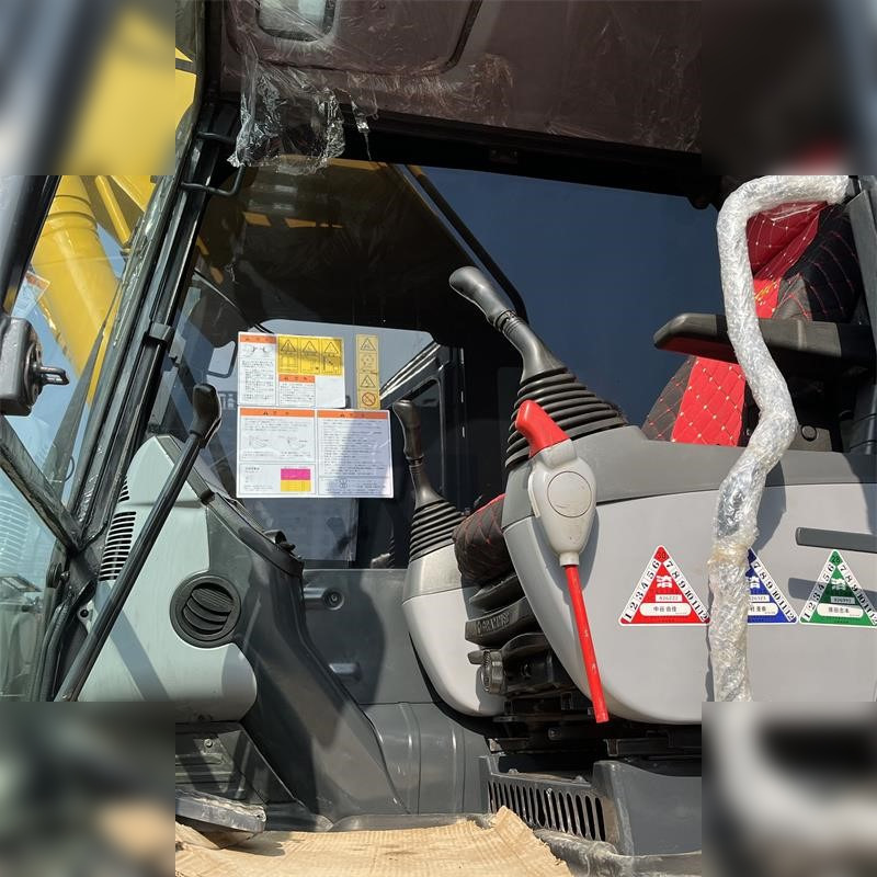 Lánctalpas kotró KOMATSU PC220-8: 6 kép.