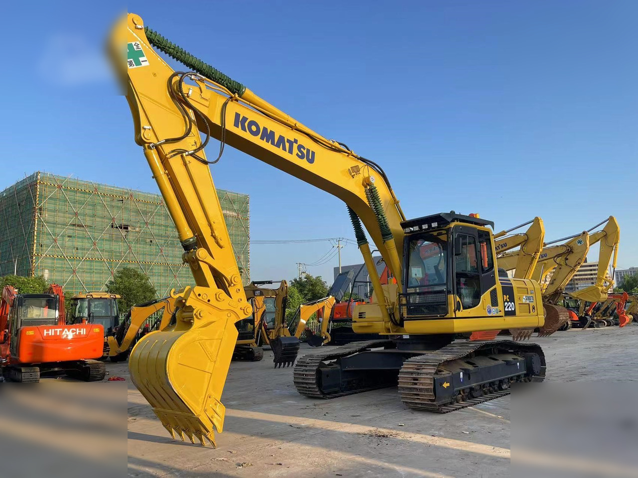 KOMATSU PC220-8 - Lánctalpas kotró: 1 kép. KOMATSU PC220-8 - Lánctalpas kotró: 1 kép.