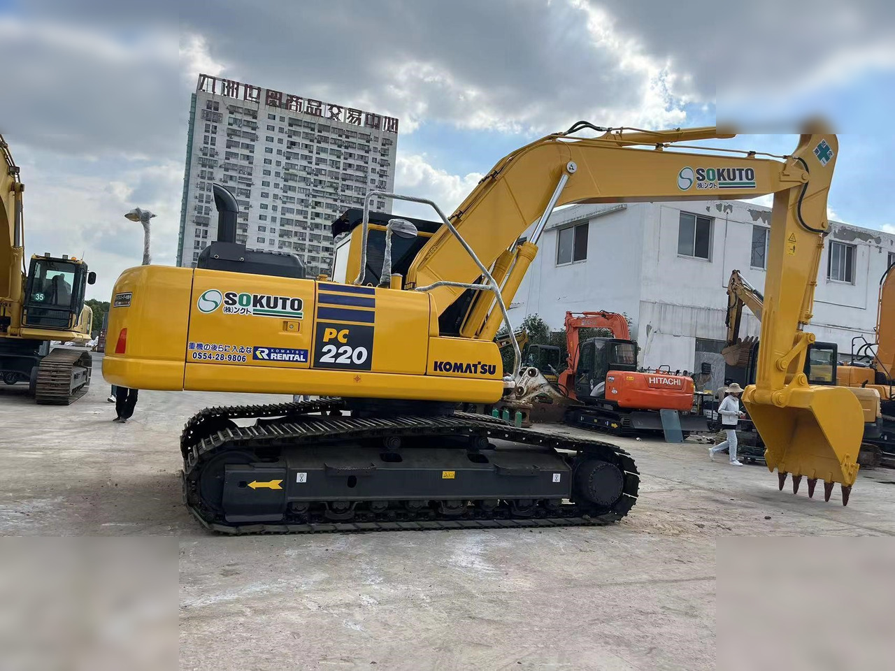 KOMATSU PC220-8 - Lánctalpas kotró: 2 kép. KOMATSU PC220-8 - Lánctalpas kotró: 2 kép.