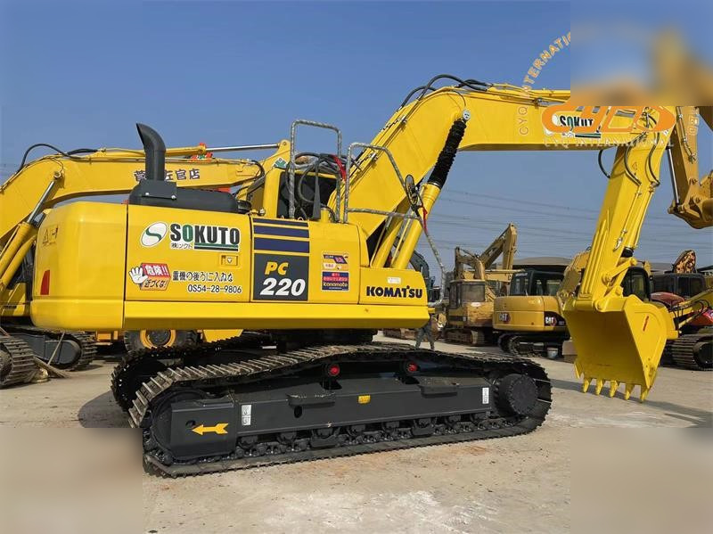 KOMATSU PC220-8 - Lánctalpas kotró: 2 kép. KOMATSU PC220-8 - Lánctalpas kotró: 2 kép.
