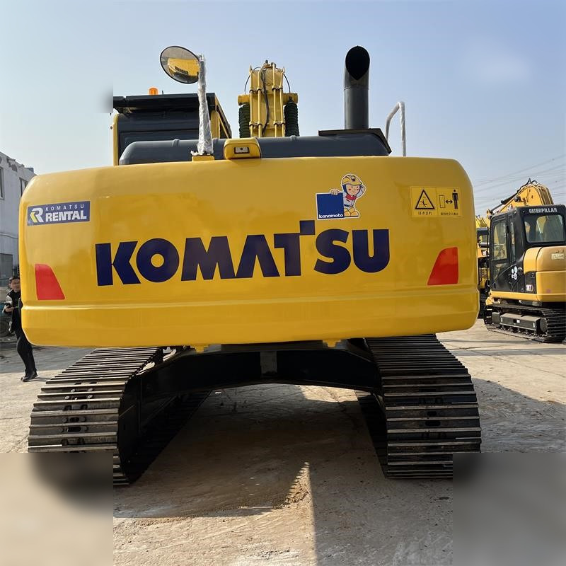 KOMATSU PC220-8 - Lánctalpas kotró: 4 kép. KOMATSU PC220-8 - Lánctalpas kotró: 4 kép.