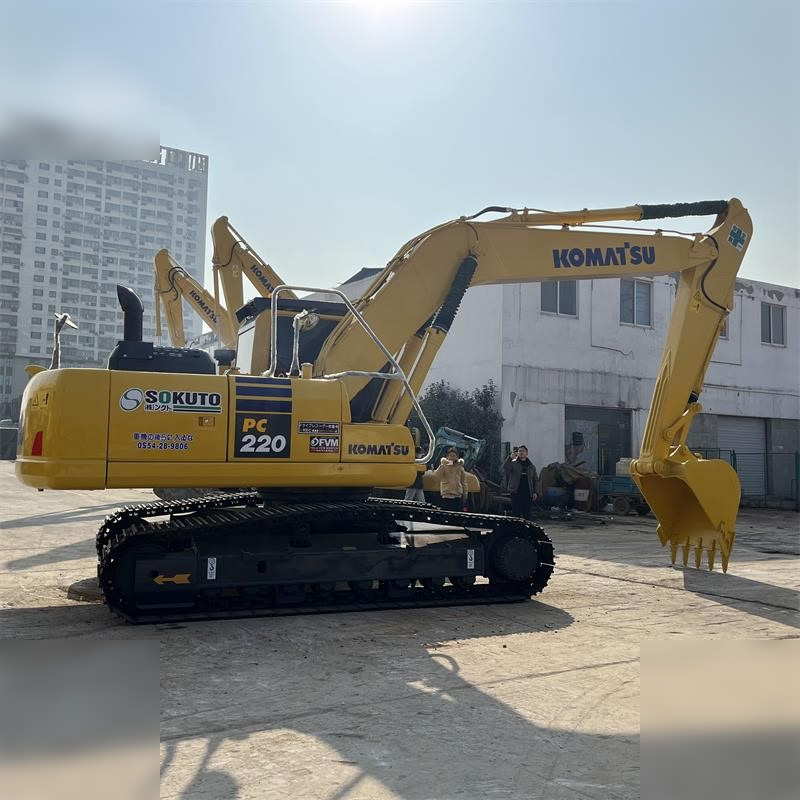 KOMATSU PC220-8 - Lánctalpas kotró: 2 kép. KOMATSU PC220-8 - Lánctalpas kotró: 2 kép.