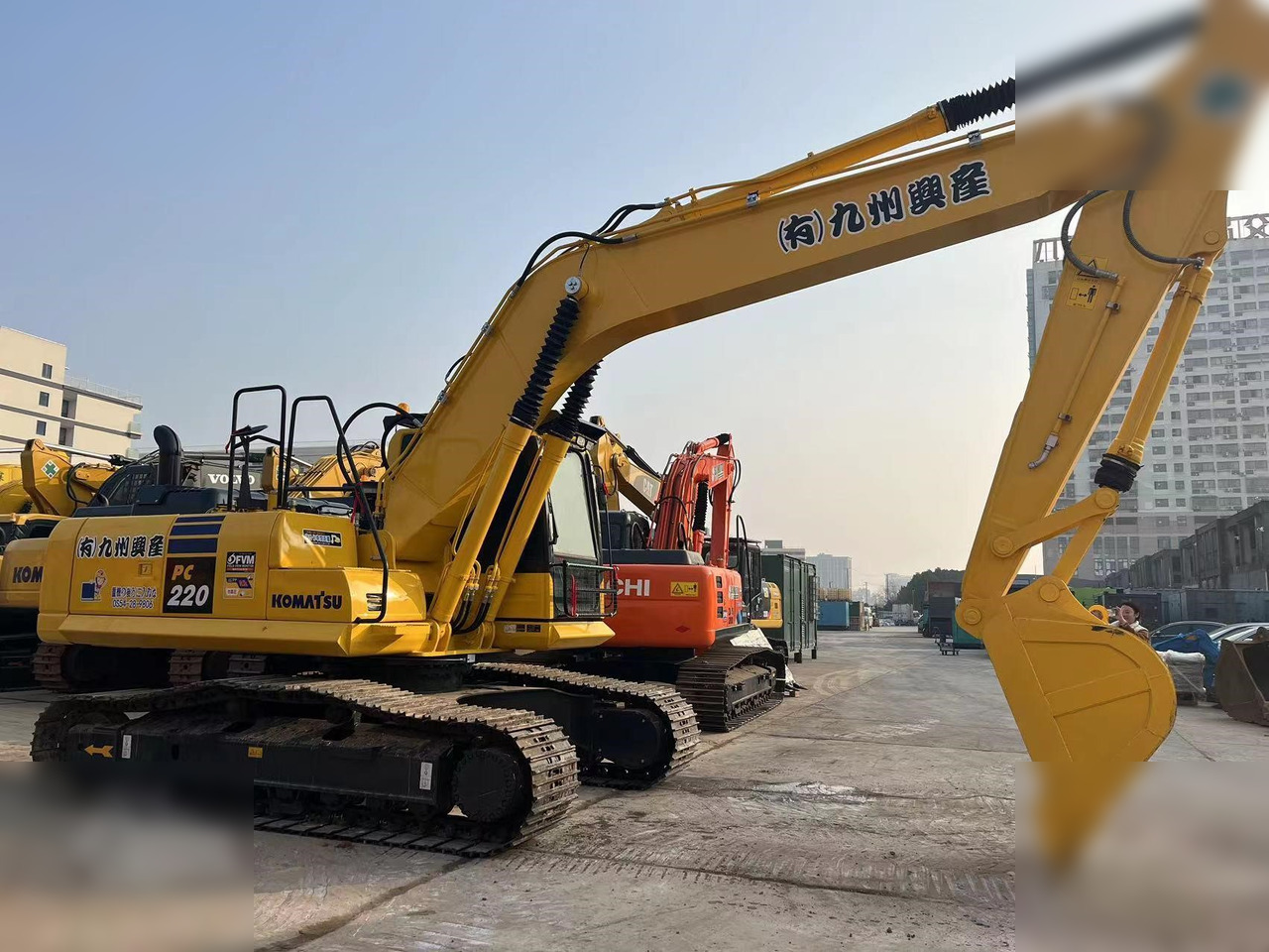 KOMATSU PC220-8M0 - Lánctalpas kotró: 5 kép. KOMATSU PC220-8M0 - Lánctalpas kotró: 5 kép.