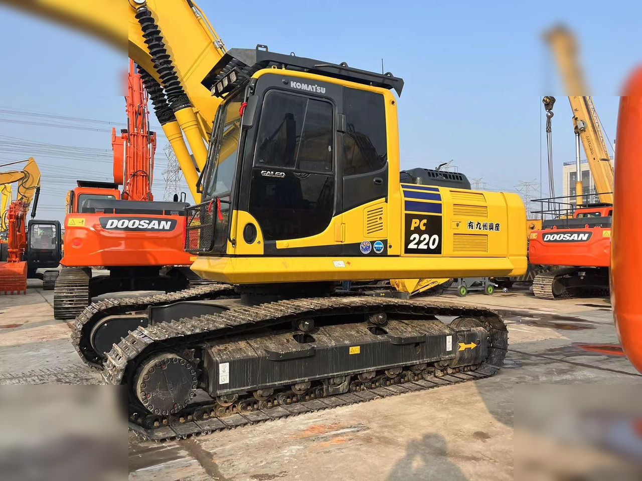 KOMATSU PC220-8M0 - Lánctalpas kotró: 3 kép. KOMATSU PC220-8M0 - Lánctalpas kotró: 3 kép.