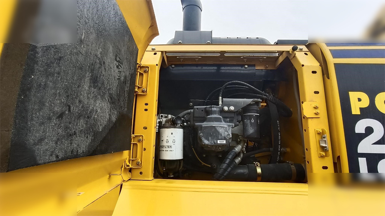 KOMATSU PC240 LC - Lánctalpas kotró: 5 kép. KOMATSU PC240 LC - Lánctalpas kotró: 5 kép.
