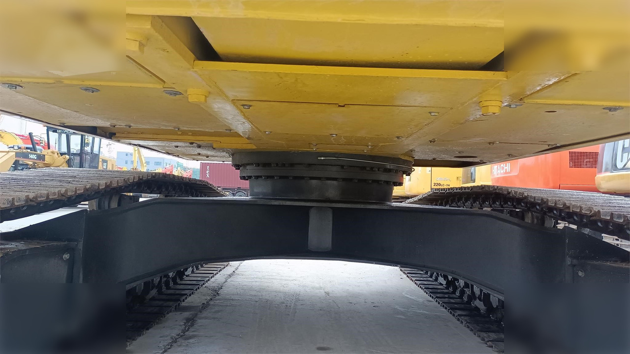 KOMATSU PC240 LC - Lánctalpas kotró: 3 kép. KOMATSU PC240 LC - Lánctalpas kotró: 3 kép.