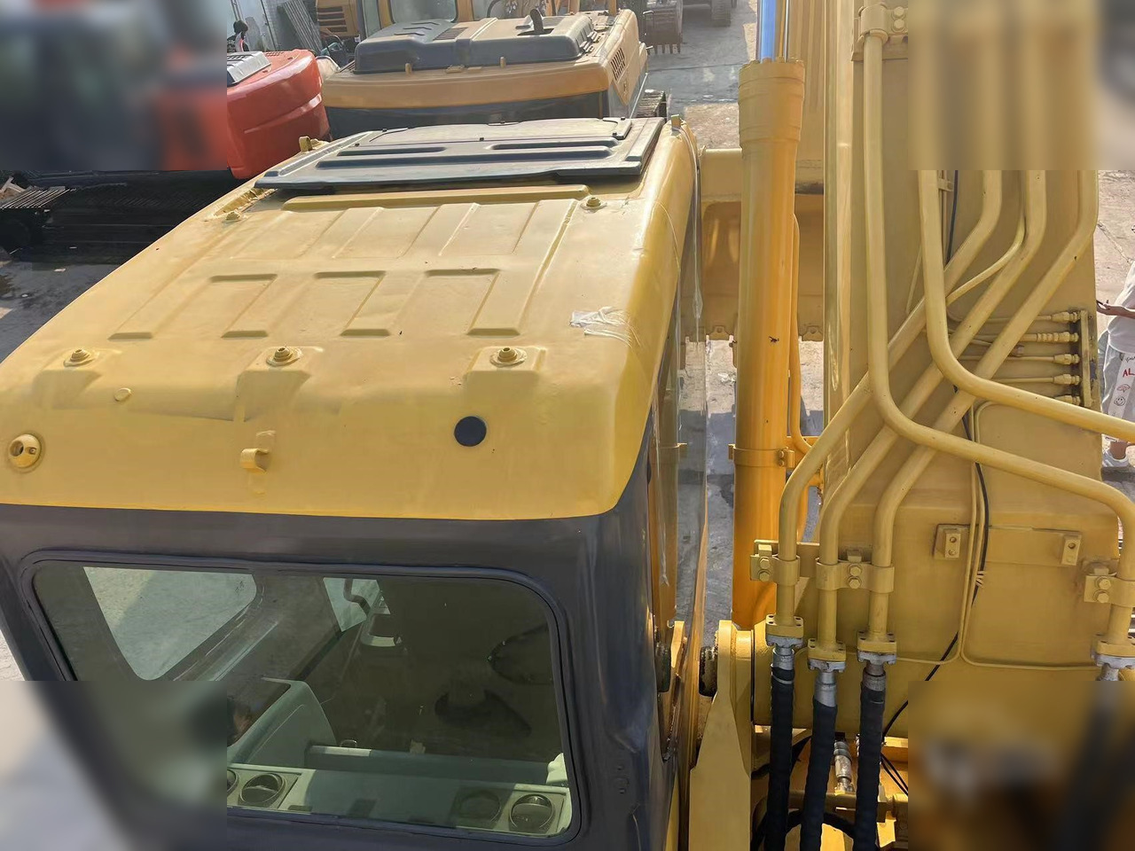 KOMATSU PC350-7 - Lánctalpas kotró: 4 kép. KOMATSU PC350-7 - Lánctalpas kotró: 4 kép.