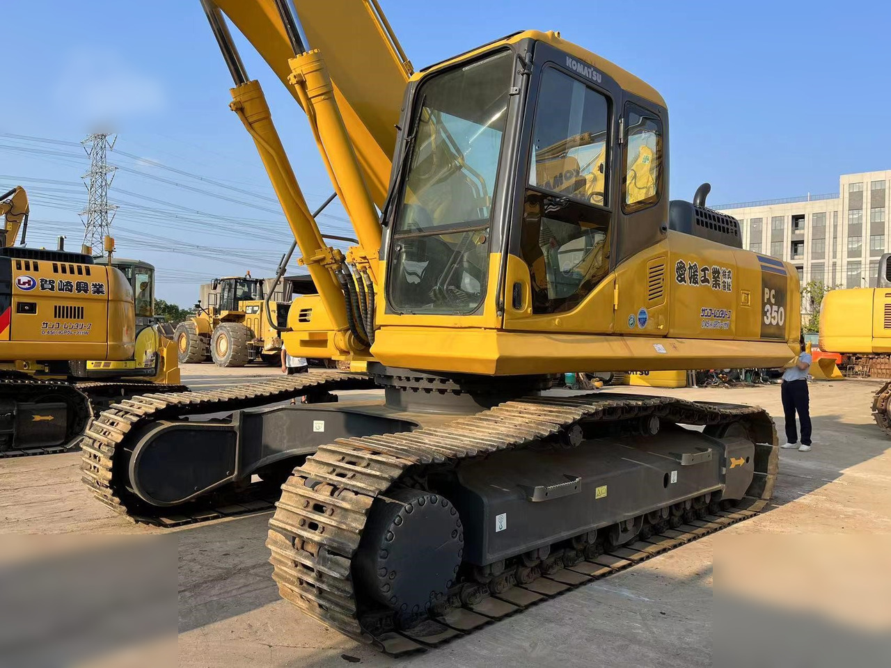 KOMATSU PC350-7 - Lánctalpas kotró: 2 kép. KOMATSU PC350-7 - Lánctalpas kotró: 2 kép.