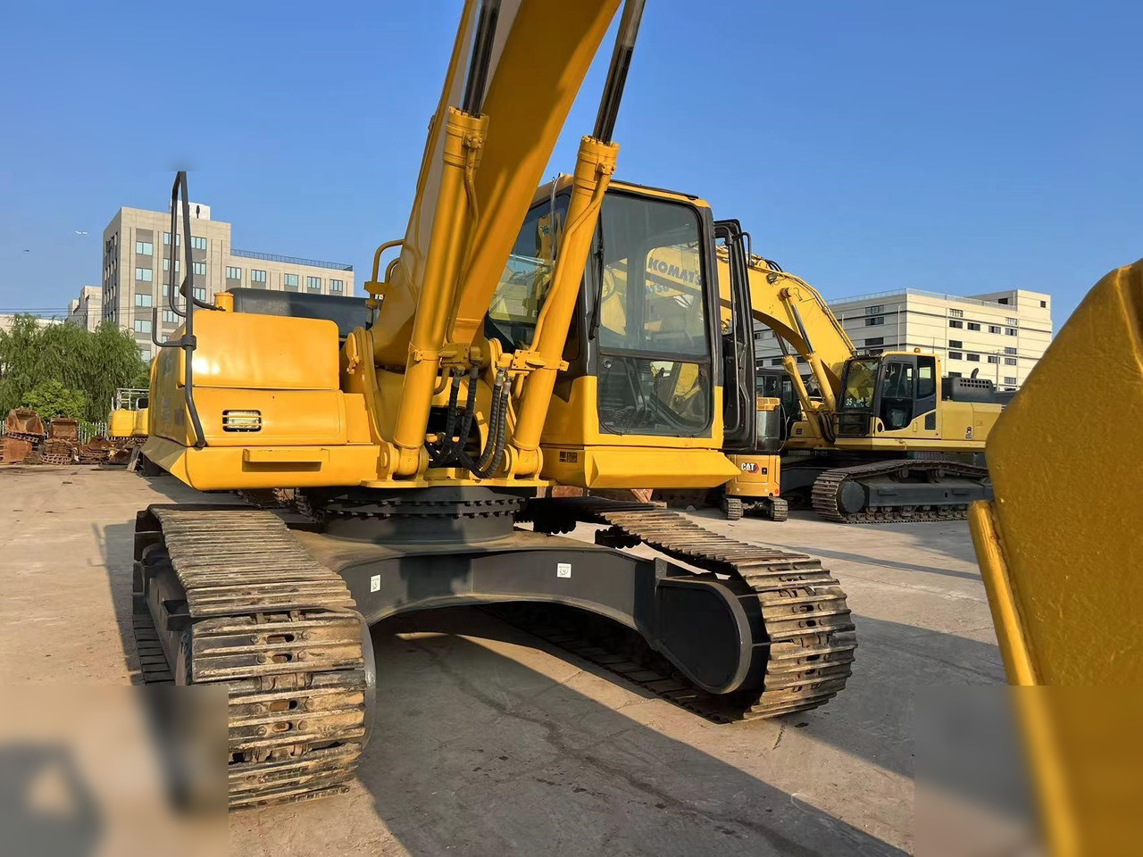 KOMATSU PC350-7 - Lánctalpas kotró: 5 kép. KOMATSU PC350-7 - Lánctalpas kotró: 5 kép.