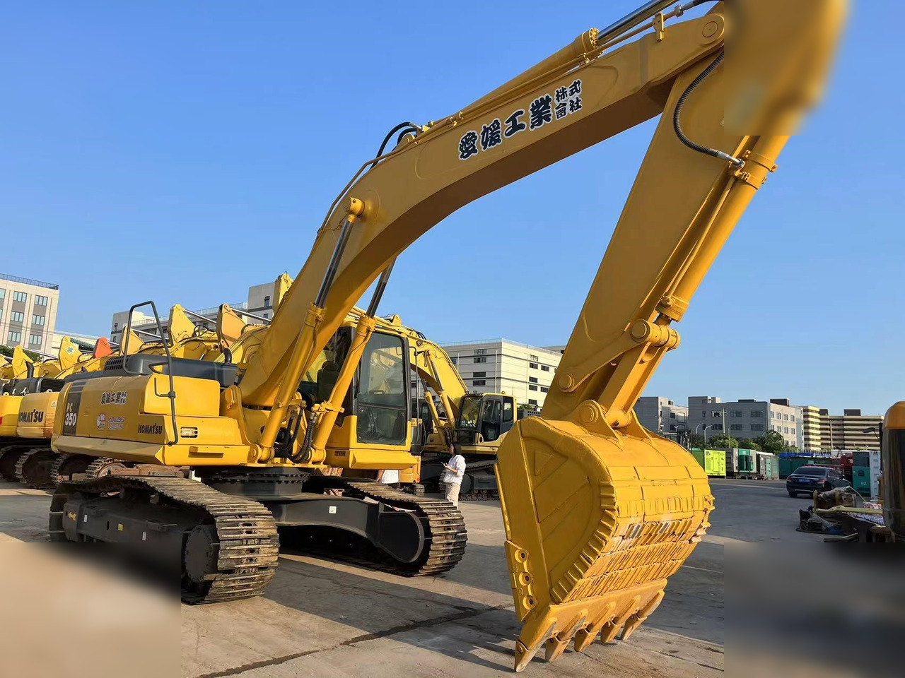 KOMATSU PC350-7 - Lánctalpas kotró: 1 kép. KOMATSU PC350-7 - Lánctalpas kotró: 1 kép.