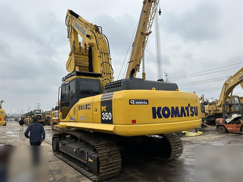 KOMATSU PC350-7 - Lánctalpas kotró: 2 kép. KOMATSU PC350-7 - Lánctalpas kotró: 2 kép.