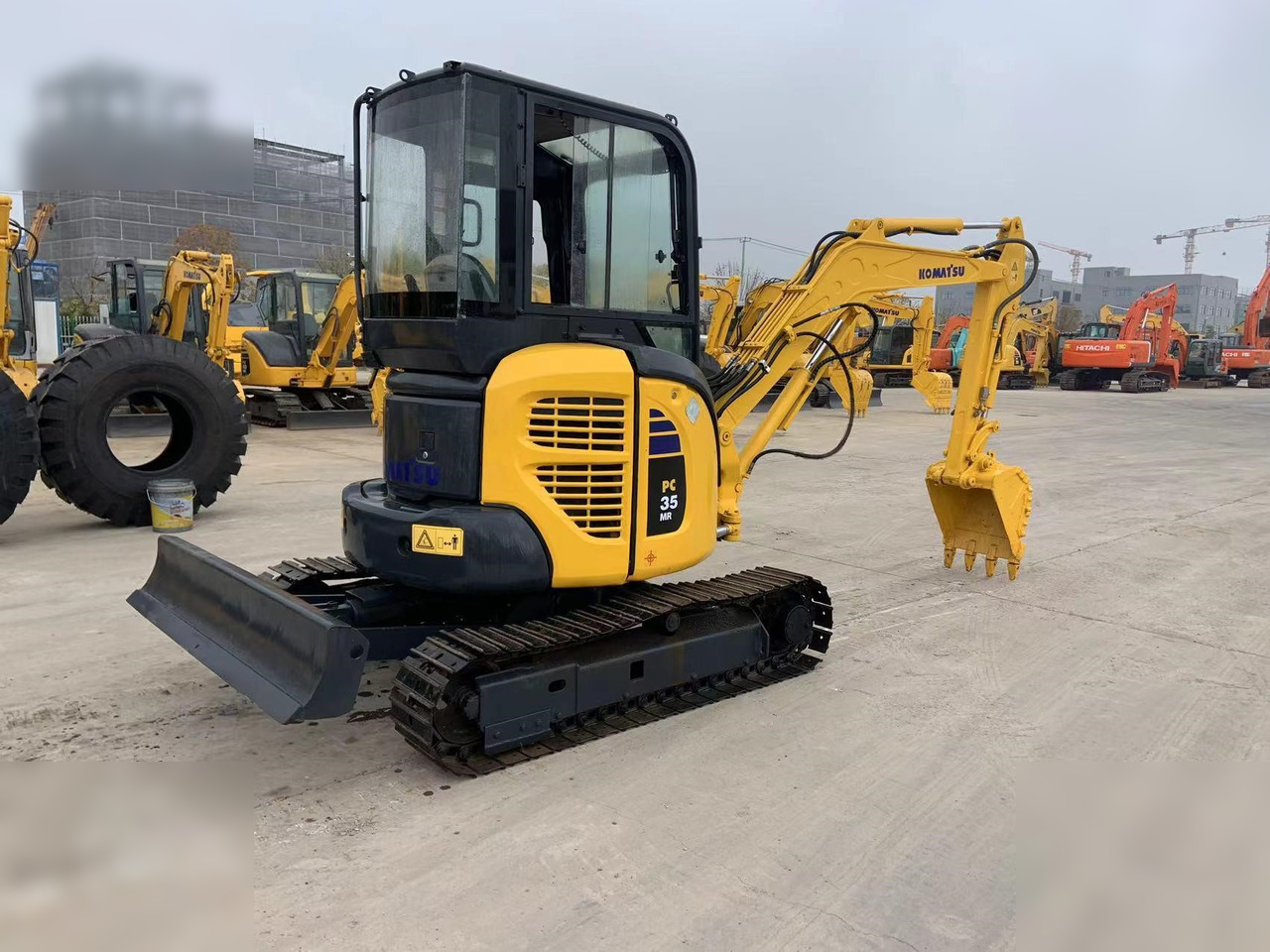 KOMATSU PC35MR-2 - Minikotró: 3 kép. KOMATSU PC35MR-2 - Minikotró: 3 kép.