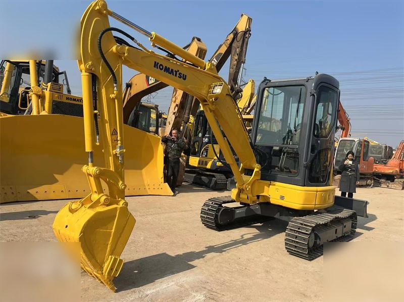 KOMATSU PC35MR - Minikotró: 4 kép. KOMATSU PC35MR - Minikotró: 4 kép.