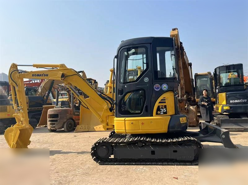 KOMATSU PC35MR - Minikotró: 3 kép. KOMATSU PC35MR - Minikotró: 3 kép.