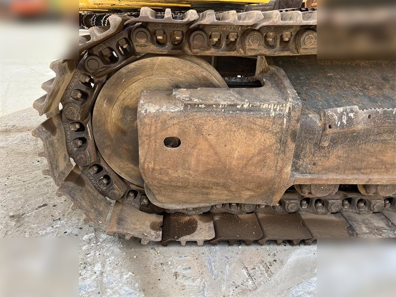 KOMATSU PC400-8 - Lánctalpas kotró: 4 kép. KOMATSU PC400-8 - Lánctalpas kotró: 4 kép.