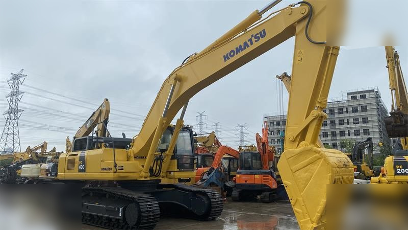 KOMATSU PC400-8 - Lánctalpas kotró: 2 kép. KOMATSU PC400-8 - Lánctalpas kotró: 2 kép.