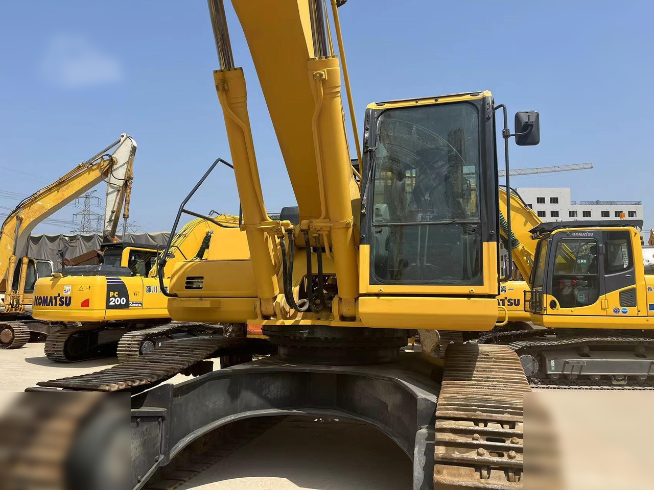 KOMATSU PC400-8 - Lánctalpas kotró: 3 kép. KOMATSU PC400-8 - Lánctalpas kotró: 3 kép.
