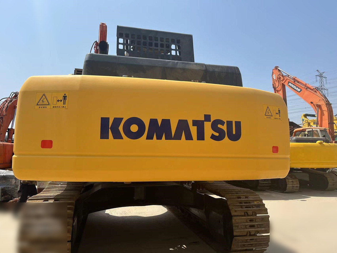 KOMATSU PC400-8 - Lánctalpas kotró: 2 kép. KOMATSU PC400-8 - Lánctalpas kotró: 2 kép.