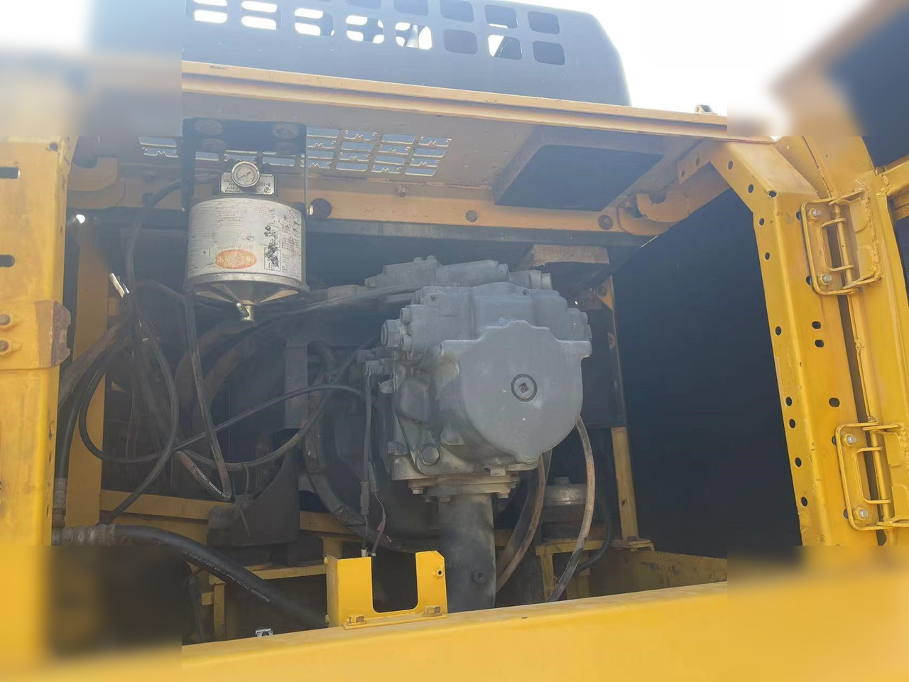 KOMATSU PC400-8R - Lánctalpas kotró: 5 kép. KOMATSU PC400-8R - Lánctalpas kotró: 5 kép.
