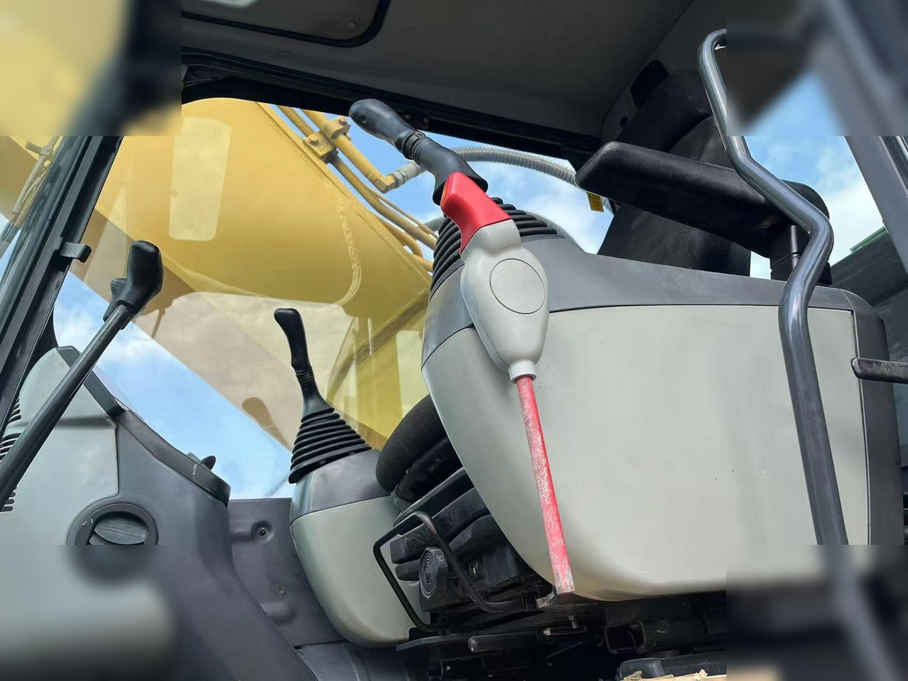 KOMATSU PC400-8R - Lánctalpas kotró: 5 kép. KOMATSU PC400-8R - Lánctalpas kotró: 5 kép.