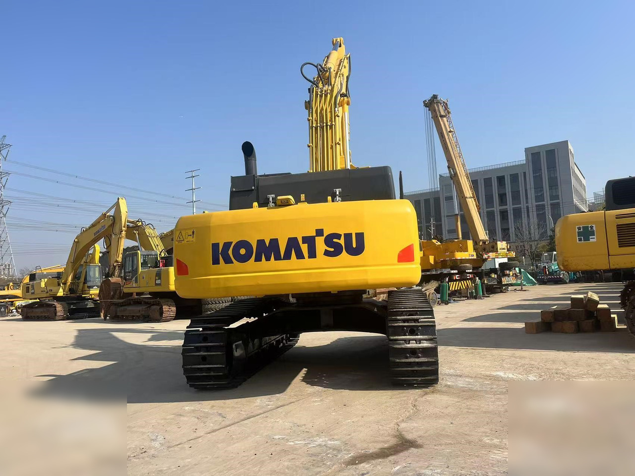 KOMATSU PC400-8R - Lánctalpas kotró: 3 kép. KOMATSU PC400-8R - Lánctalpas kotró: 3 kép.