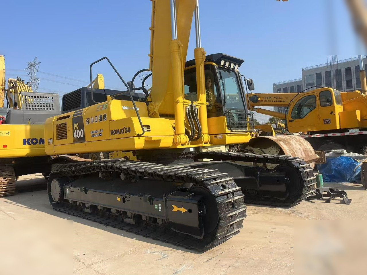KOMATSU PC400-8R - Lánctalpas kotró: 2 kép. KOMATSU PC400-8R - Lánctalpas kotró: 2 kép.