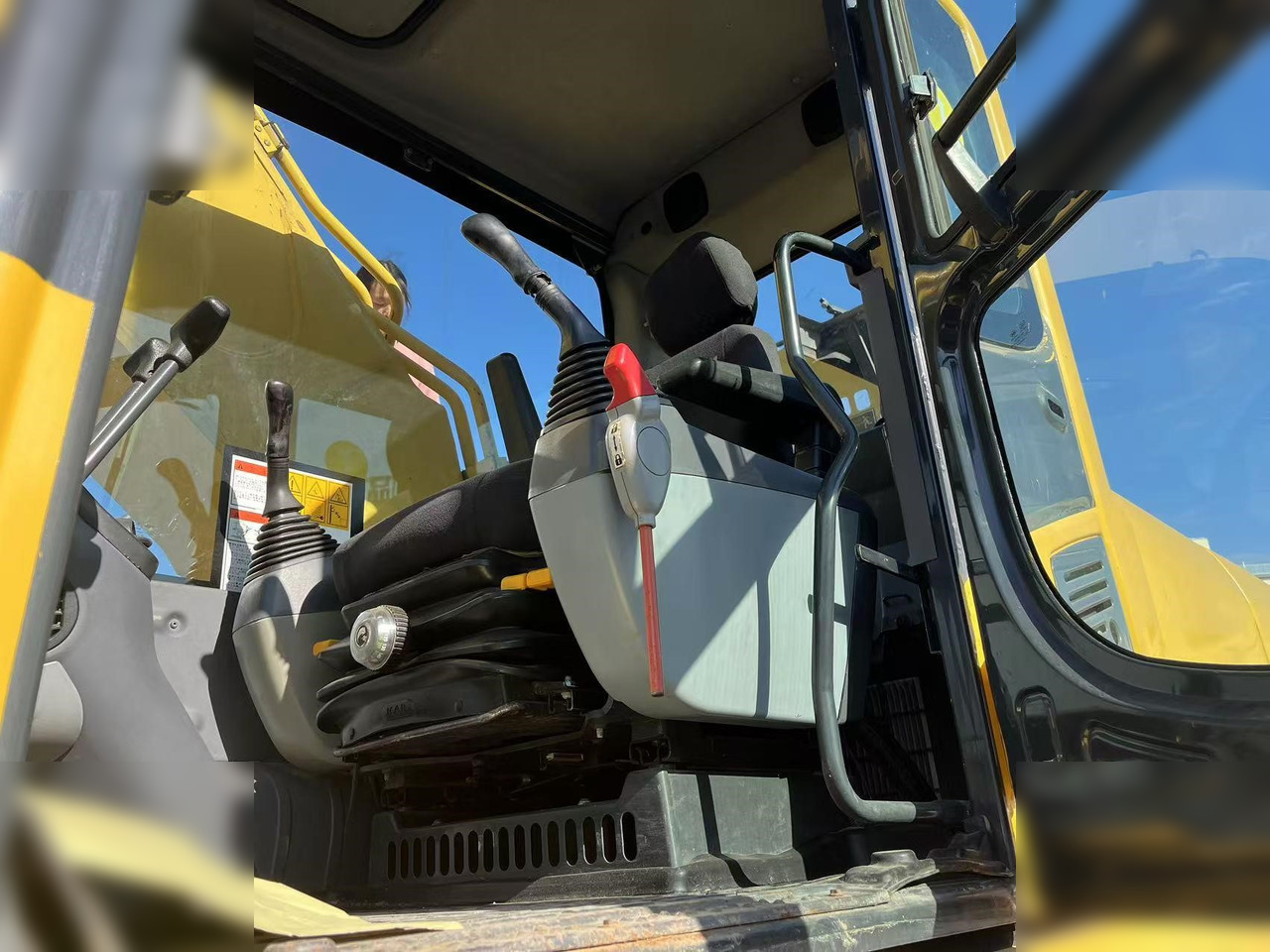 KOMATSU PC400-8R - Lánctalpas kotró: 5 kép. KOMATSU PC400-8R - Lánctalpas kotró: 5 kép.