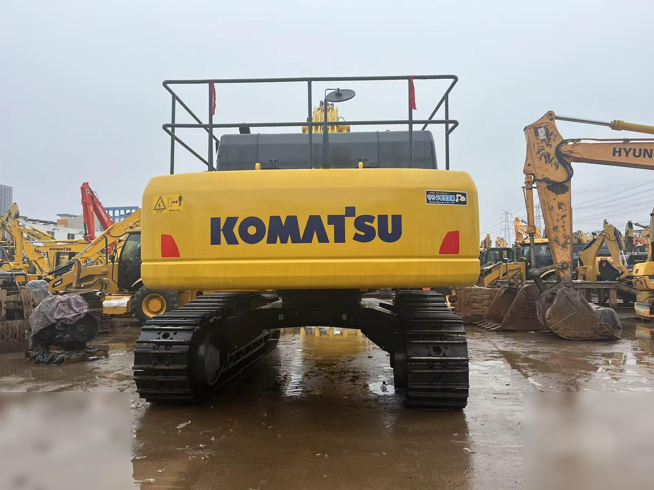 KOMATSU PC450-8 - Lánctalpas kotró: 3 kép. KOMATSU PC450-8 - Lánctalpas kotró: 3 kép.