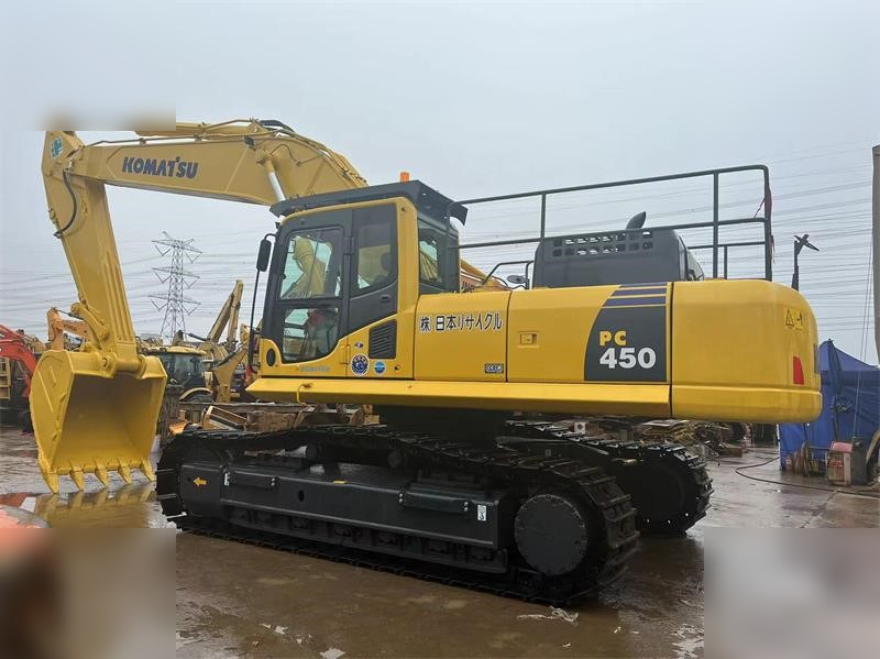 KOMATSU PC450-8 - Lánctalpas kotró: 1 kép. KOMATSU PC450-8 - Lánctalpas kotró: 1 kép.