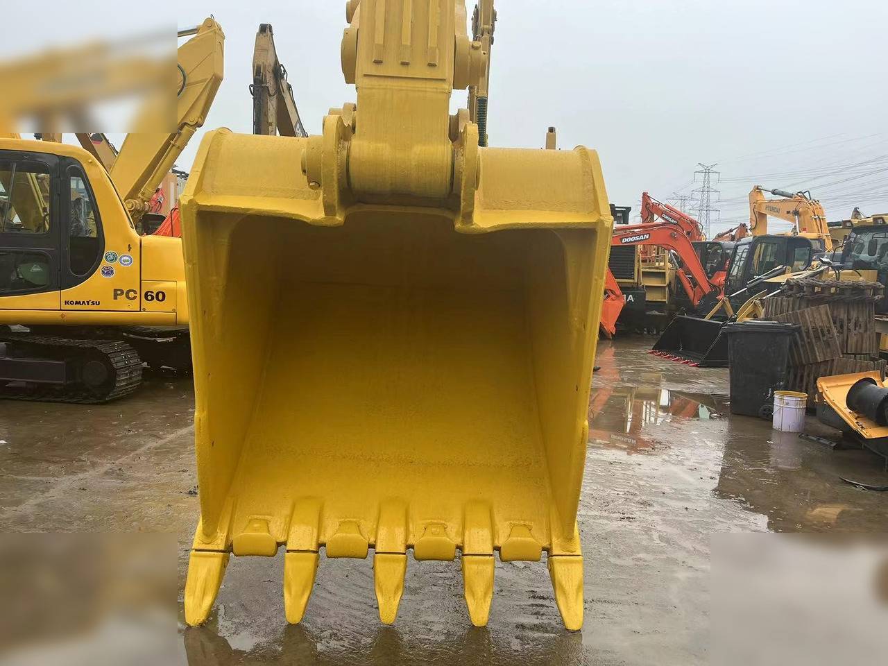 KOMATSU PC450-8 - Lánctalpas kotró: 4 kép. KOMATSU PC450-8 - Lánctalpas kotró: 4 kép.