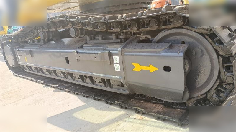KOMATSU PC450-8 - Lánctalpas kotró: 3 kép. KOMATSU PC450-8 - Lánctalpas kotró: 3 kép.