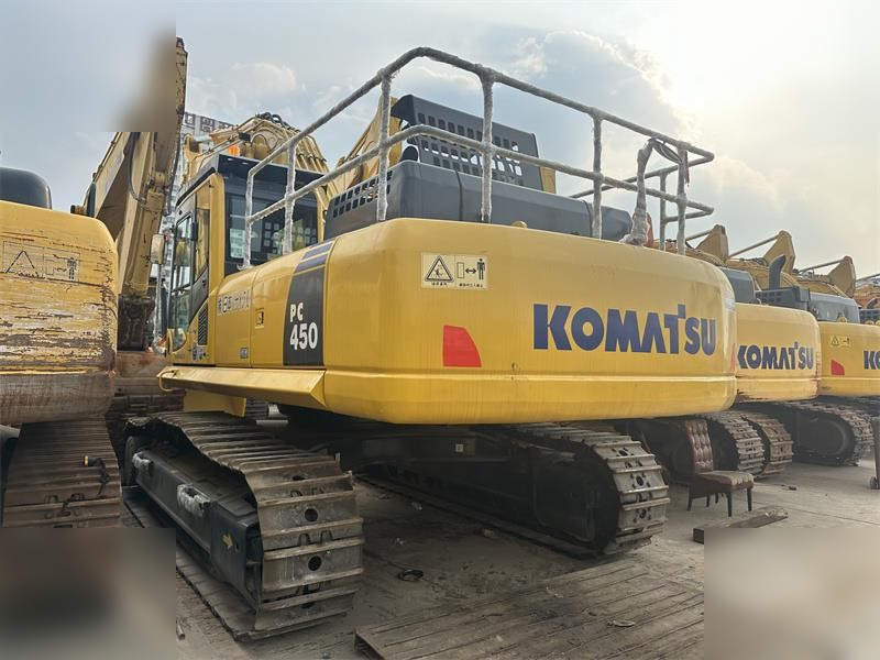 KOMATSU PC450-8 - Lánctalpas kotró: 5 kép. KOMATSU PC450-8 - Lánctalpas kotró: 5 kép.