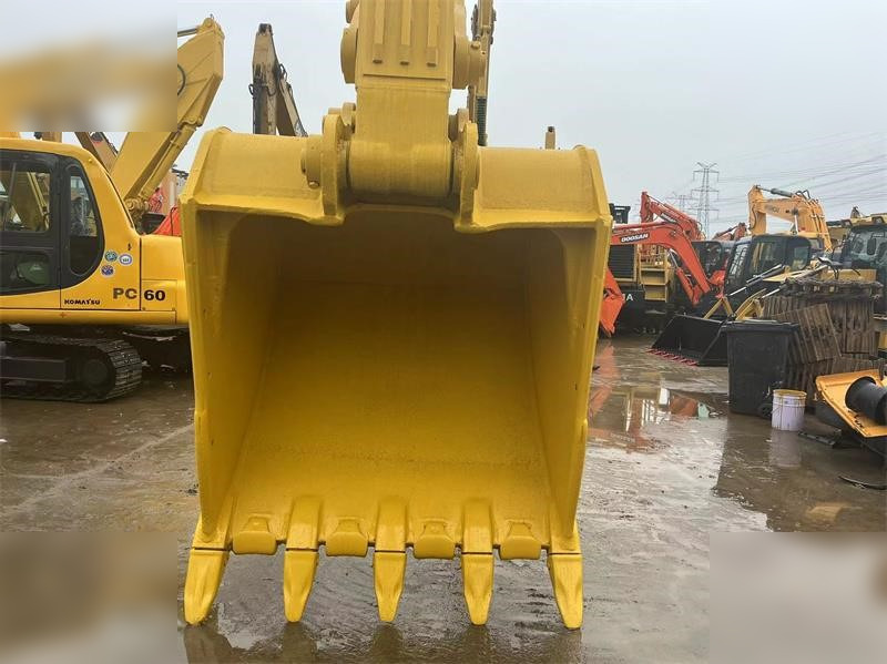 KOMATSU PC450-8 - Lánctalpas kotró: 4 kép. KOMATSU PC450-8 - Lánctalpas kotró: 4 kép.