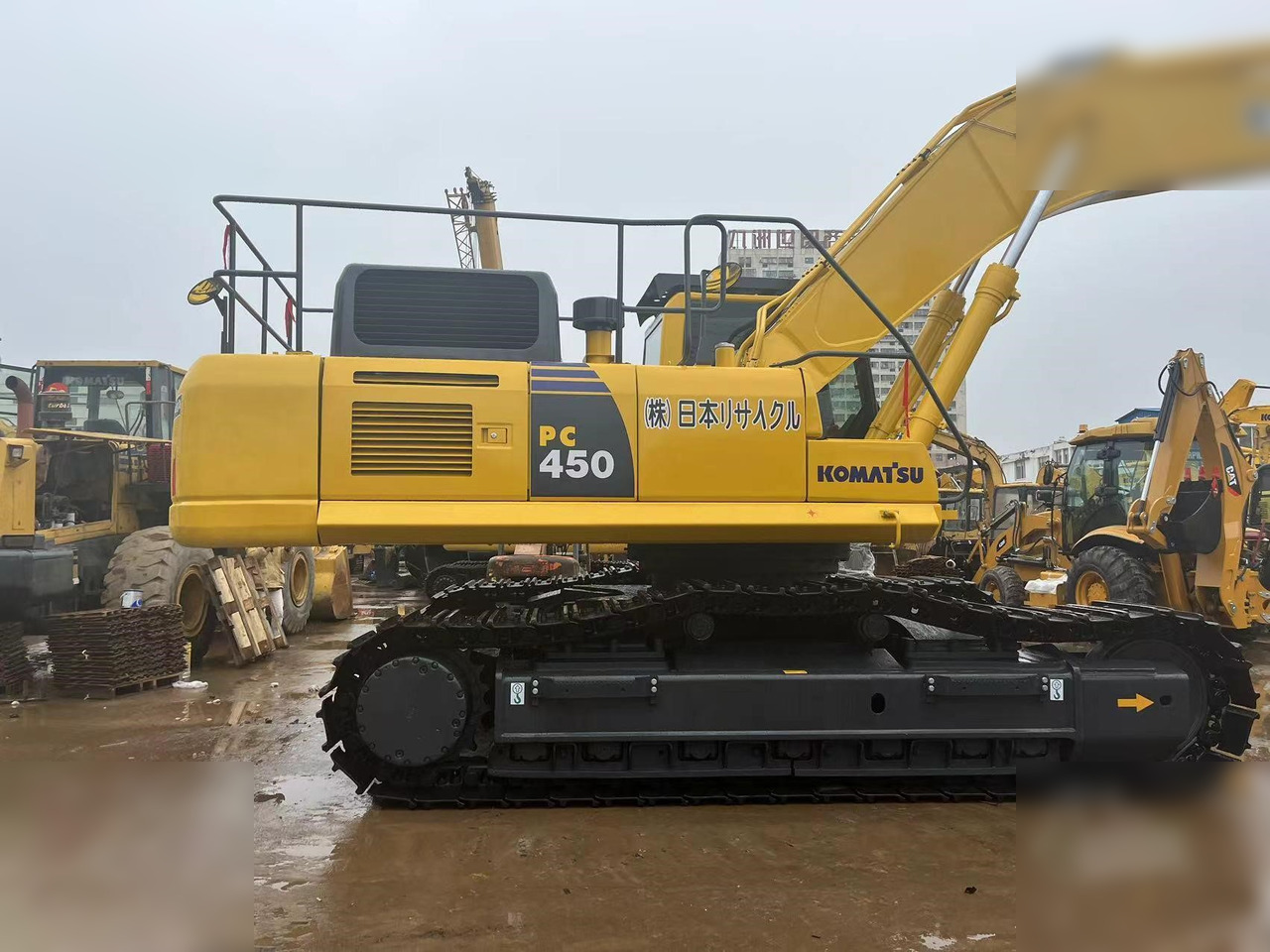 KOMATSU PC450-8 - Lánctalpas kotró: 5 kép. KOMATSU PC450-8 - Lánctalpas kotró: 5 kép.