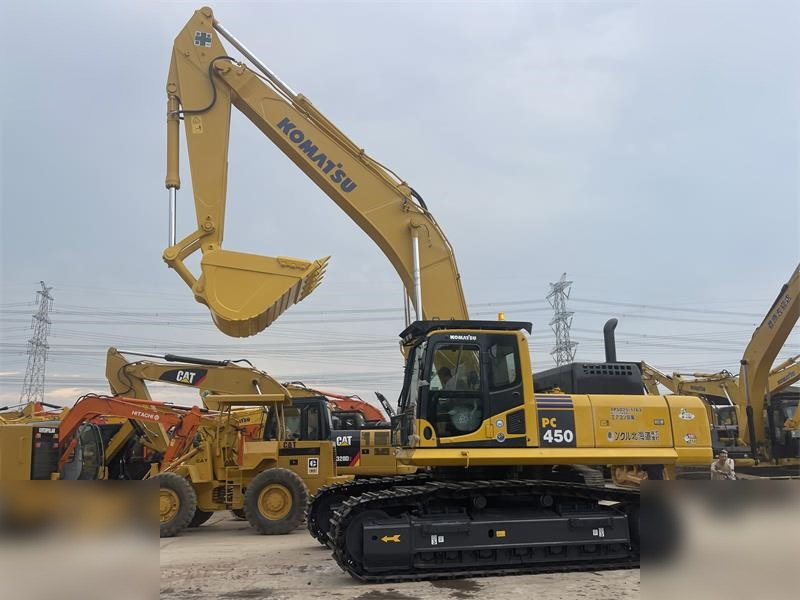 KOMATSU PC450-8 - Lánctalpas kotró: 4 kép. KOMATSU PC450-8 - Lánctalpas kotró: 4 kép.