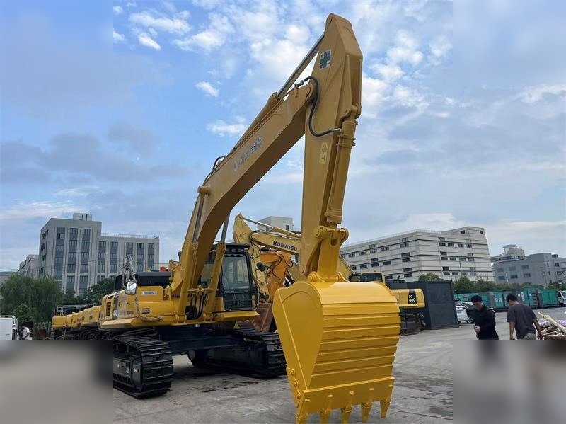 KOMATSU PC450-8 - Lánctalpas kotró: 5 kép. KOMATSU PC450-8 - Lánctalpas kotró: 5 kép.