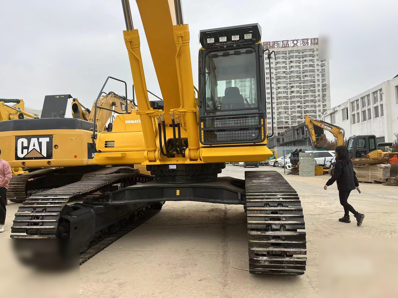 KOMATSU PC450 - Lánctalpas kotró: 3 kép. KOMATSU PC450 - Lánctalpas kotró: 3 kép.