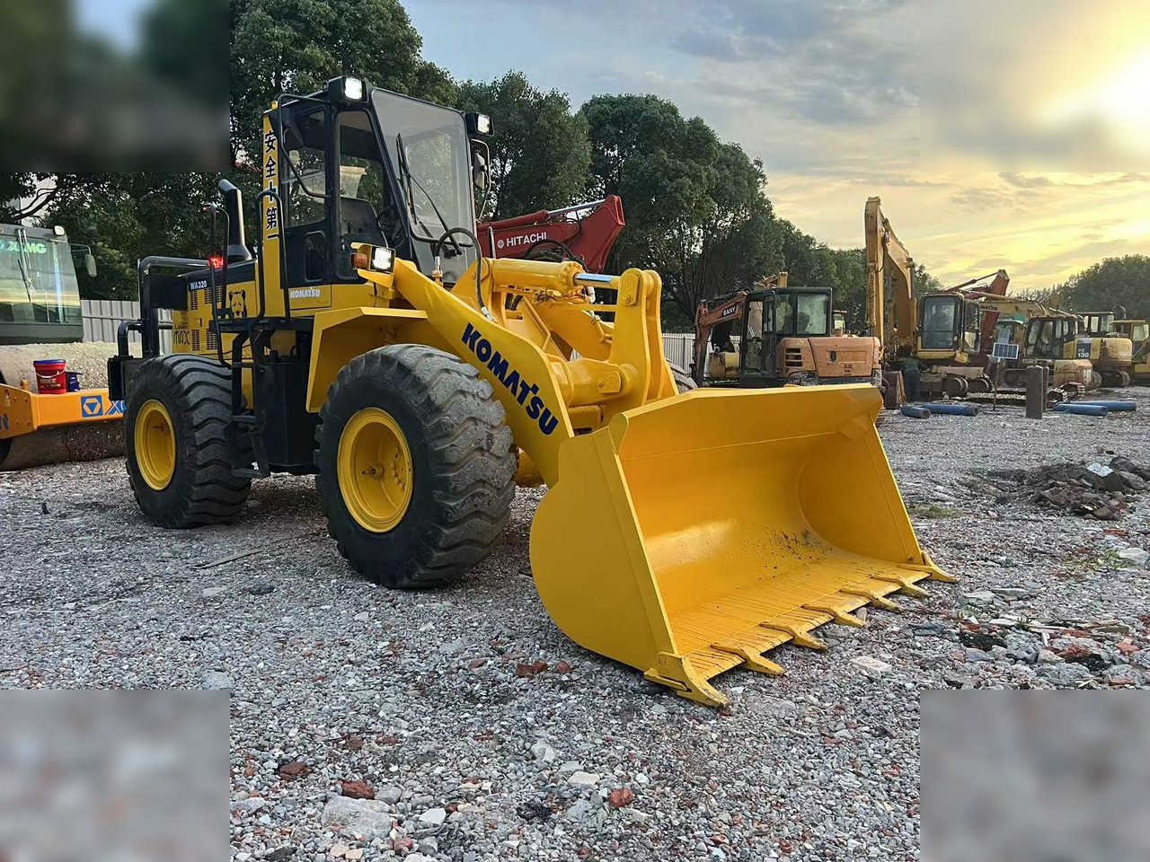 KOMATSU WA320-3 - Gumikerekes homlokrakodó: 3 kép. KOMATSU WA320-3 - Gumikerekes homlokrakodó: 3 kép.