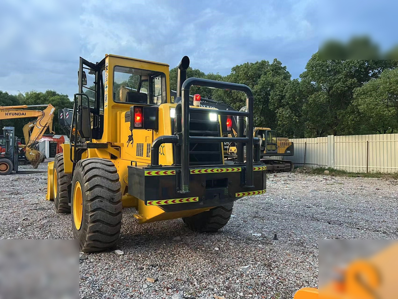 KOMATSU WA320-3 - Gumikerekes homlokrakodó: 4 kép. KOMATSU WA320-3 - Gumikerekes homlokrakodó: 4 kép.
