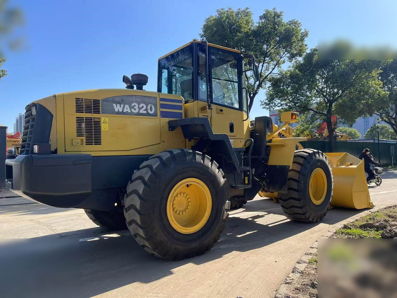 KOMATSU WA320-5 - Gumikerekes homlokrakodó: 5 kép. KOMATSU WA320-5 - Gumikerekes homlokrakodó: 5 kép.