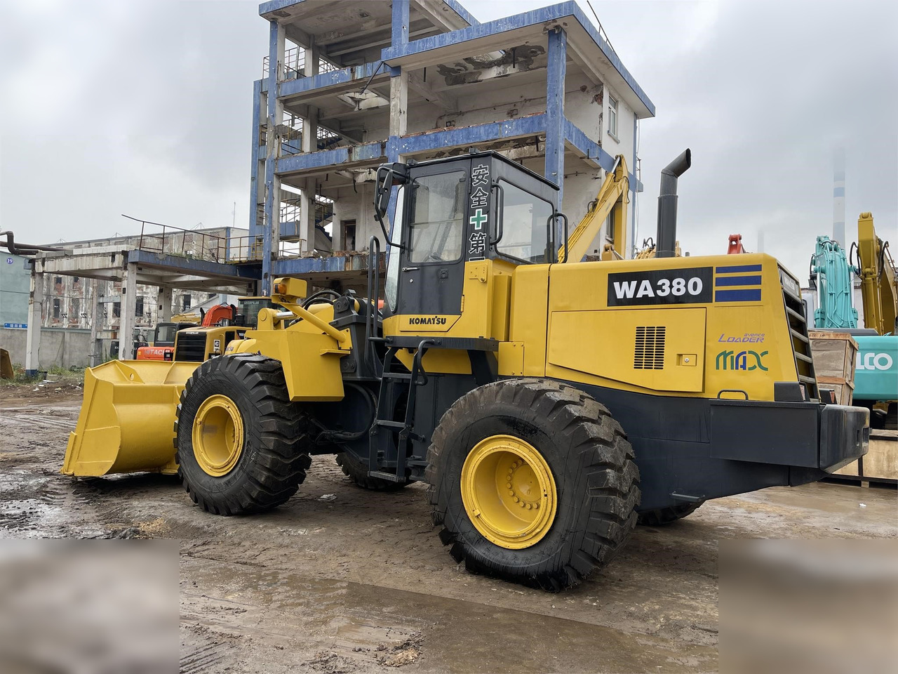 KOMATSU WA380-3 - Gumikerekes homlokrakodó: 3 kép. KOMATSU WA380-3 - Gumikerekes homlokrakodó: 3 kép.