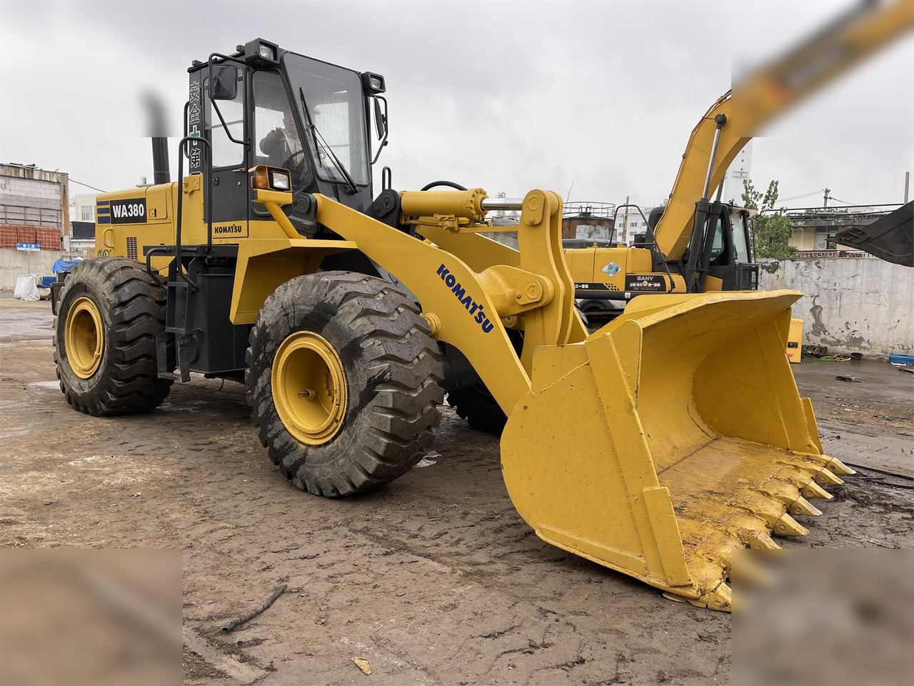 KOMATSU WA380-3 - Gumikerekes homlokrakodó: 1 kép. KOMATSU WA380-3 - Gumikerekes homlokrakodó: 1 kép.