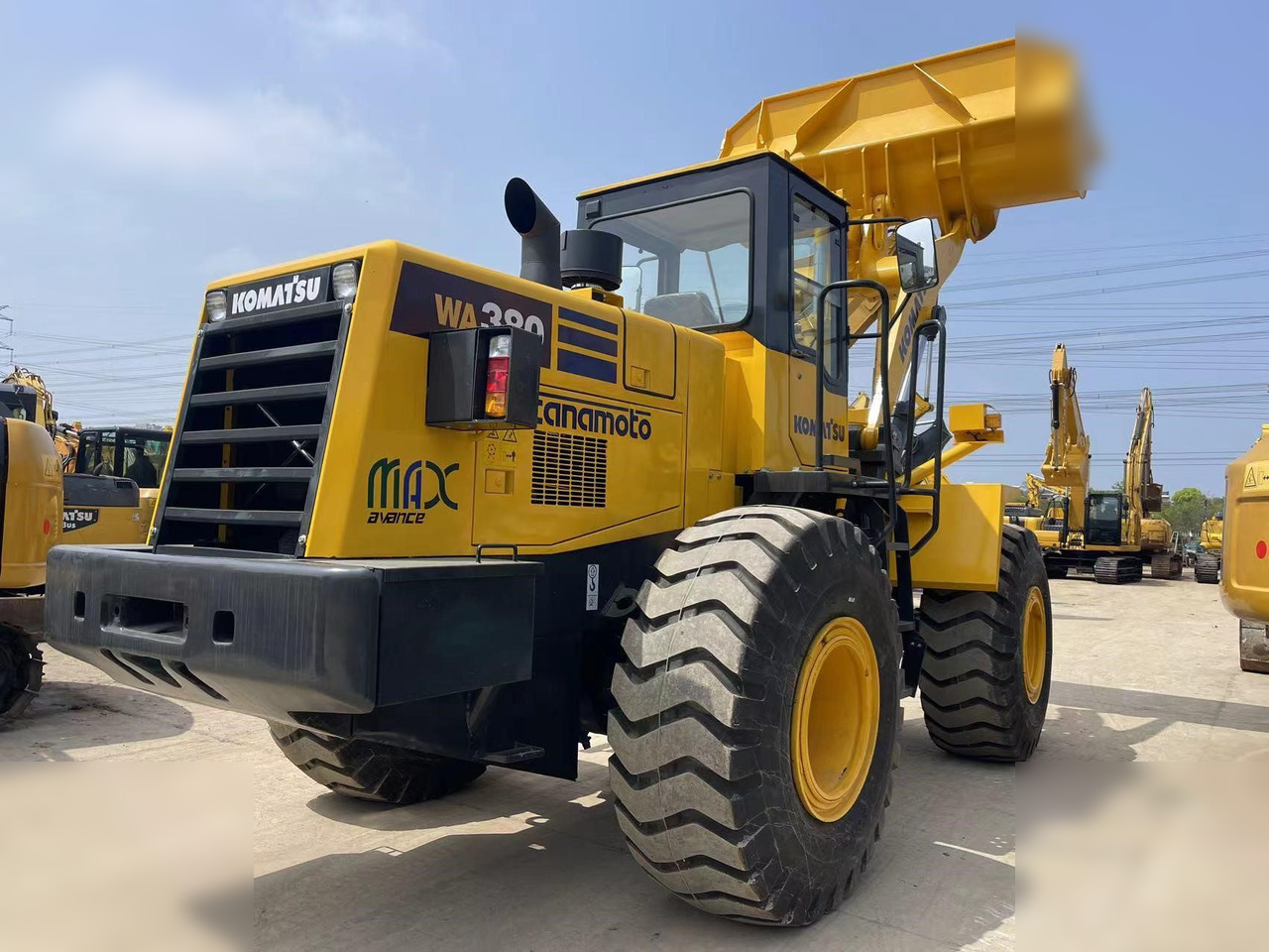 KOMATSU WA380-3 - Gumikerekes homlokrakodó: 2 kép. KOMATSU WA380-3 - Gumikerekes homlokrakodó: 2 kép.