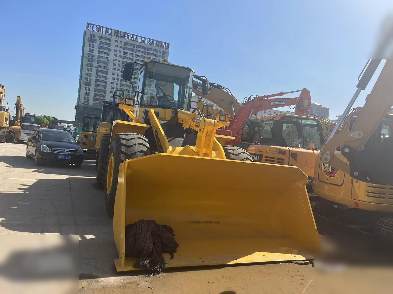 KOMATSU WA380-3 - Gumikerekes homlokrakodó: 3 kép. KOMATSU WA380-3 - Gumikerekes homlokrakodó: 3 kép.